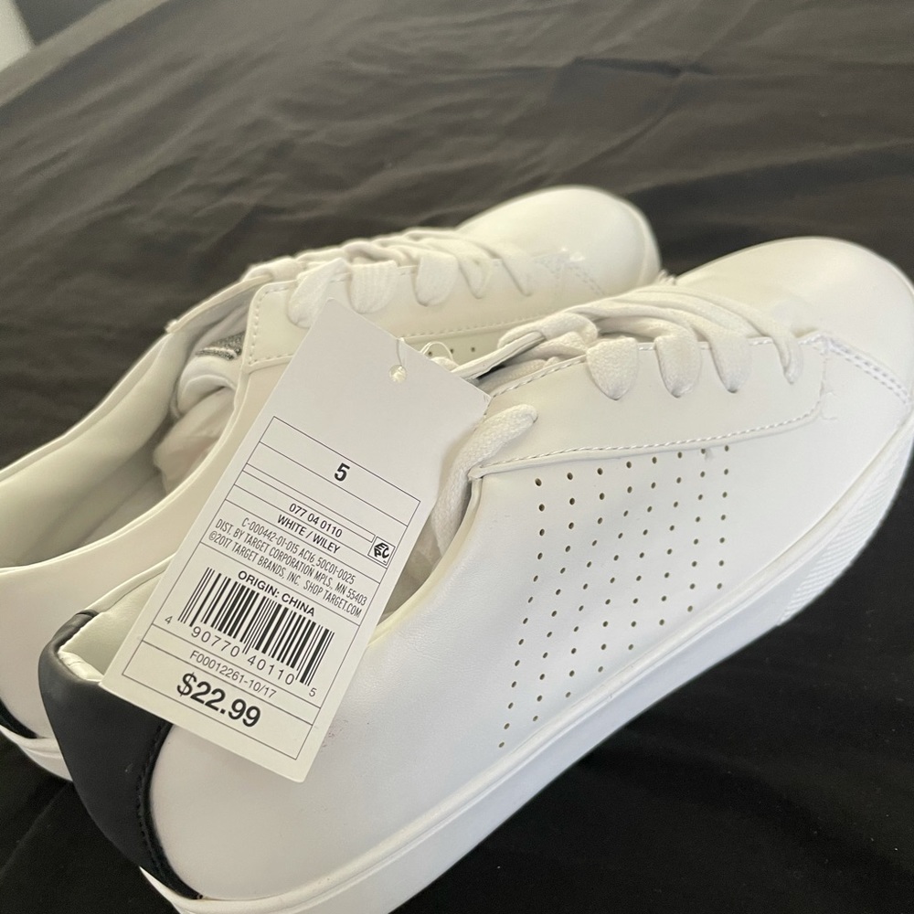 COPY - White tennis shoes - Picture 7 of 10